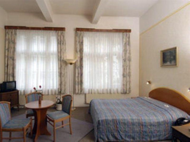 Hostel Junior Прага Экстерьер фото