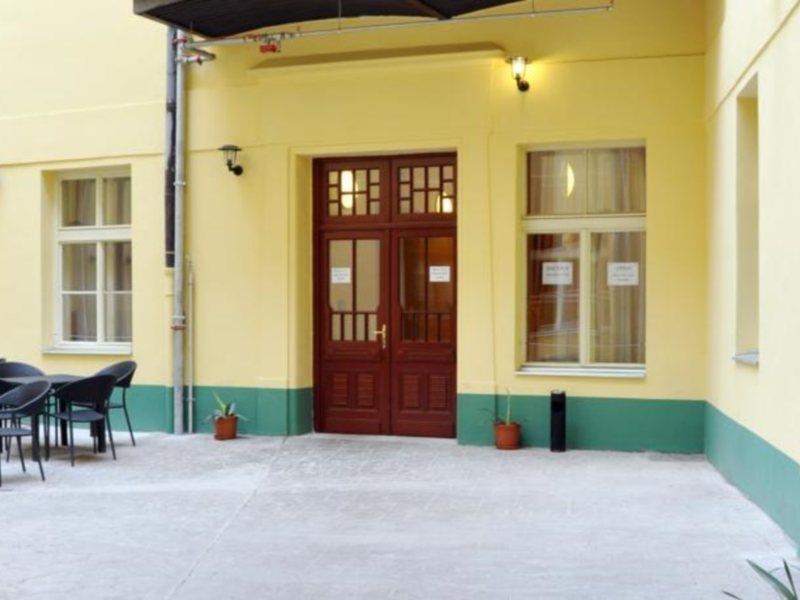 Hostel Junior Прага Экстерьер фото