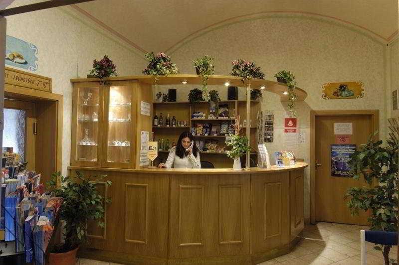 Hostel Junior Прага Экстерьер фото